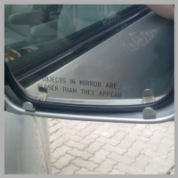 Гравировка на боковых зеркалах автомобилей